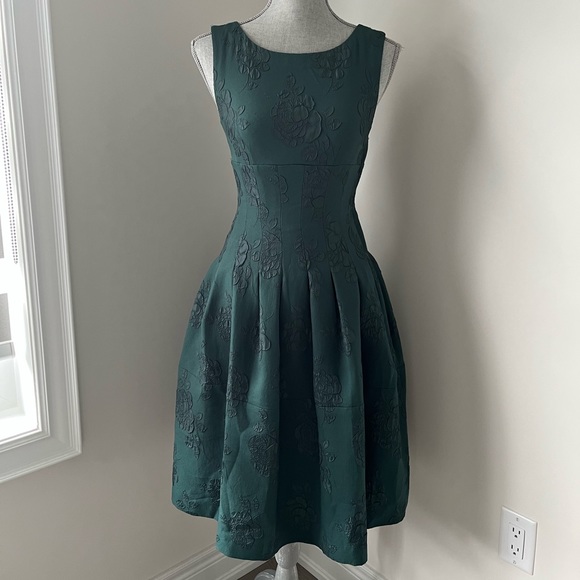 Forest green silhouette dress H&M SIZE 6 (fits more like a 4) - Picture 1 of 7